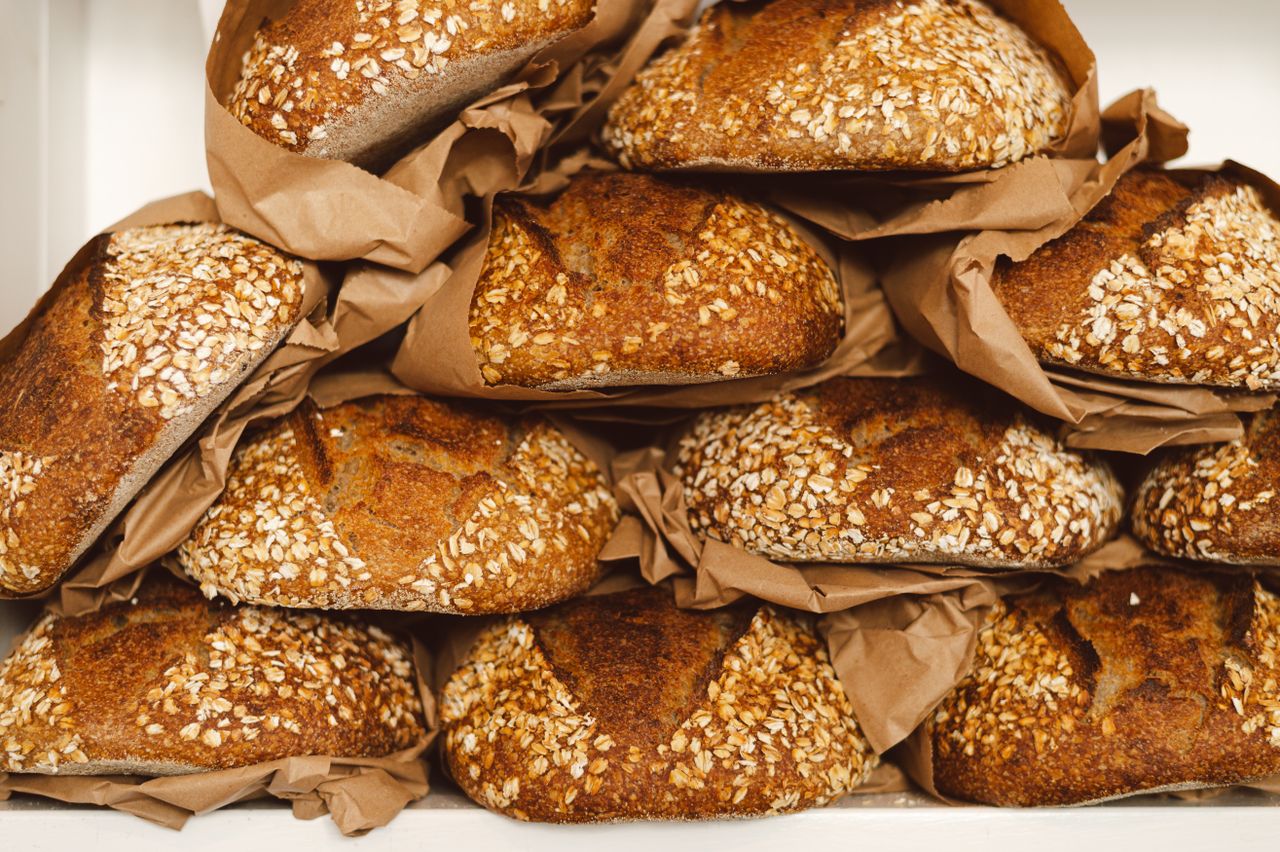 Pagnotte all'avena avvolte in carta da forno, appena uscite dalla produzione