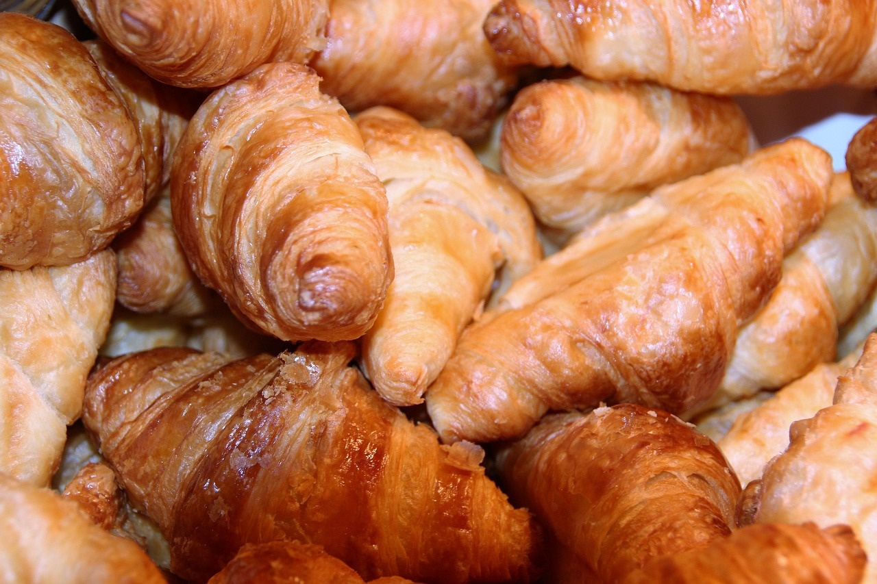 Cornetti dorati appena sfornati, impilati ancora caldi