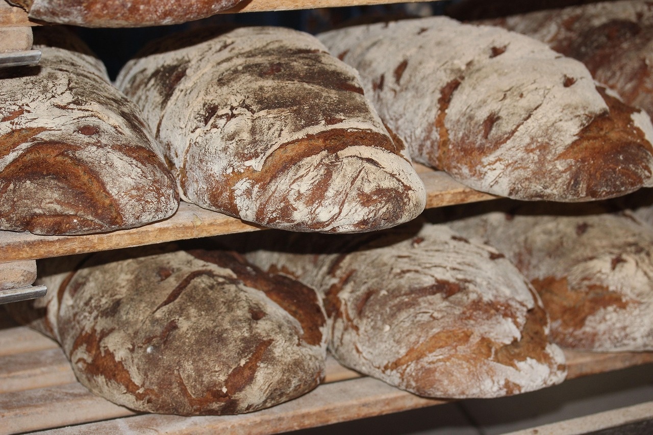 Filoni rustici in raffreddamento su rastrelliere di legno del laboratorio