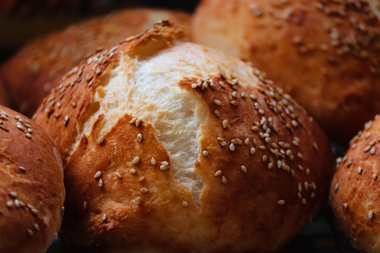 Panino al sesamo con crosta aperta e mollica chiara